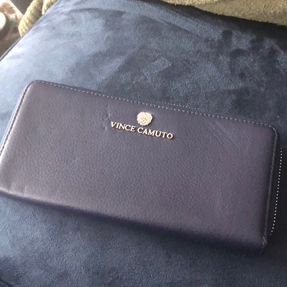 Vince Camuto navy zipper wallet